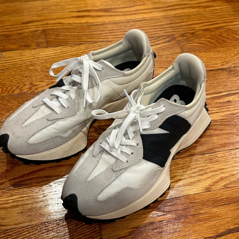 New Balance 327 Sneakers 🤍🖤 Worn Once!